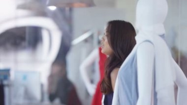 Moda tasarım ekibi beyin fırtınası ve fikirleri tartışmak büyük perakendeci için çalışıyor.