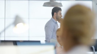 4 k iş yöneticisi o telefonda konuşurken pacing Office