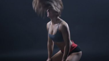 4 k uygun çekici genç kadın saçlarını geriye çevirme spor giyim