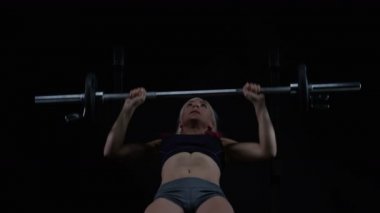 4k genç kadın ağırlık eğitim, barbell bench press Fit