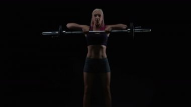 4 k uygun kadın atletik vücut ağırlık mı siyah arka plan ile