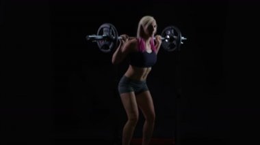 4k genç kadın ağırlık eğitim, barbell ile ağız kavgası yaparken uygun