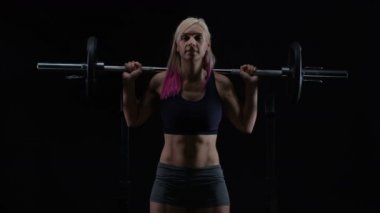 4k genç kadın ağırlık eğitim, barbell ile ağız kavgası yaparken uygun