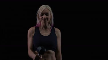 4 k uygun kadın atletik vücut ağırlık mı siyah arka plan ile