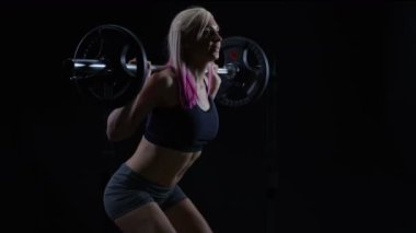 4k genç kadın ağırlık eğitim, barbell ile ağız kavgası yaparken uygun