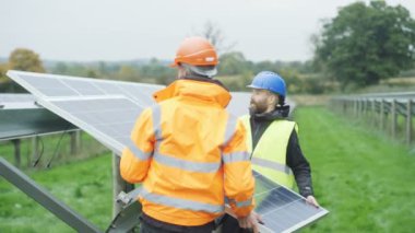 inceleme sırasında sollar panelini değiştirme güneş enerjisi tesisinde çalışan 4 k teknisyenleri