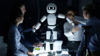 4 k Elektronik Mühendisleri tasarım karanlık laboratuvarında robot birlikte çalışma