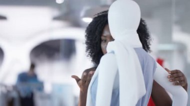 Moda tasarım ekibi beyin fırtınası ve fikirleri tartışmak büyük perakendeci için çalışıyor.