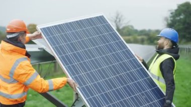 inceleme sırasında sollar panelini değiştirme güneş enerjisi tesisinde çalışan 4 k teknisyenleri