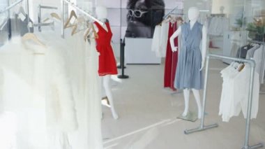 Kadın moda giyim mağazası ya da üretici ile giysi rafları ve mankenler iç.