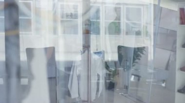 Moda Giyim Mağazası kadın müşteri yardımcı erkek satış asistanı.