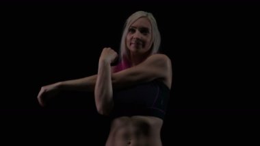 4 k uygun olan kadın atletik vücut siyah arka plan üzerinde uzanan