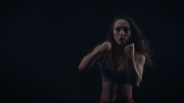 Eğitim, çıplak yumruklarını ile kameraya doğru yumruk atma 4 k kadın boksör