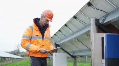 Güneş enerjisi yükleme sırasında elektrik kutuyu işaretleyerek 4 k teknisyenleri