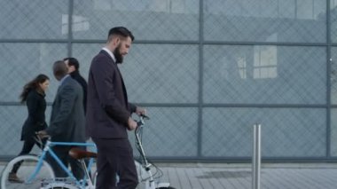 4 k çeşitli kalabalık şehir işçilerin sabah işe için yürüyüş