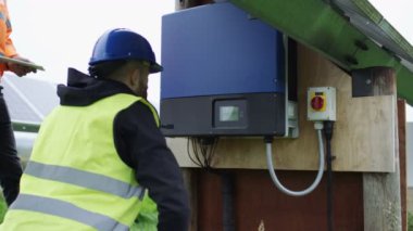 Güneş enerjisi yükleme sırasında elektrik kutuyu işaretleyerek 4 k teknisyenleri