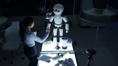 4k karanlık laboratuvarında robot tasarımı elektronik mühendisi