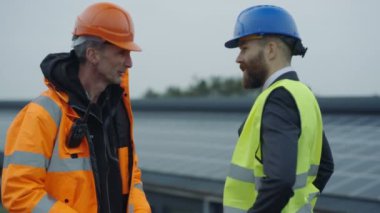 4 k işadamı ve güneş enerjisi tesisi işlemleri tartışırken mühendisi