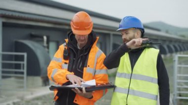 4k tartışırken işlemleri güneş enerjisi tesisinde mühendis