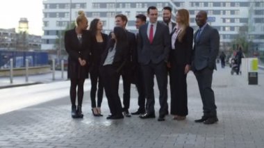 4k açık havada şehirde çeşitli iş grup gülümseyen portresi