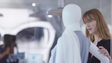 Moda tasarım ekibi beyin fırtınası ve fikirleri tartışmak büyük perakendeci için çalışıyor.