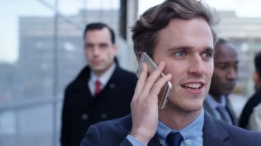 4 k çeşitli kalabalık şehir işçilerin sabah işe için yürüyüş