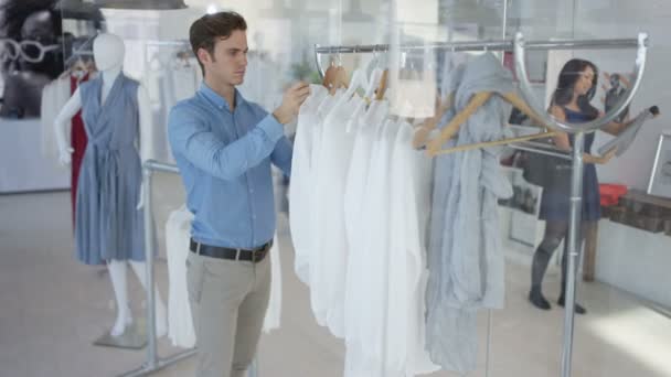 Assistente Vendas Masculino Ajudando Cliente Feminino Loja Roupas Moda — Vídeo de Stock