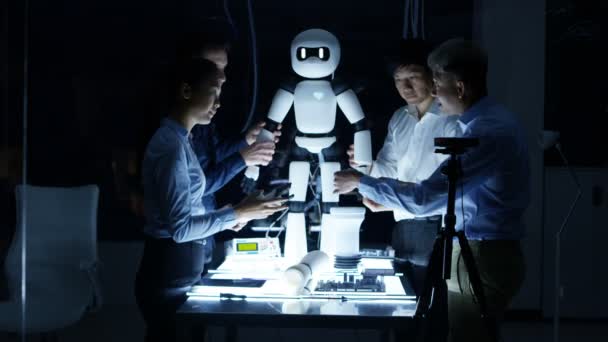 Engenheiros Eletrônica Colaborando Projeto Robô Laboratório Escuro — Vídeo de Stock