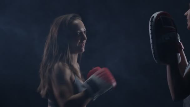 Mujer Joven Fit Haciendo Entrenamiento Boxeo Con Entrenadora — Vídeo de stock