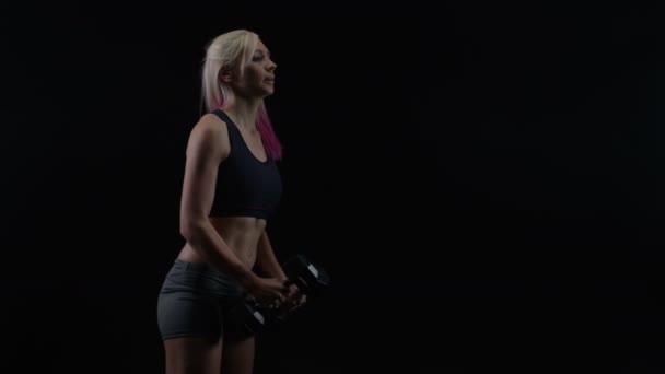 Uygun Kadın Atletik Vücut Ağırlık Siyah Arka Plan Ile — Stok video