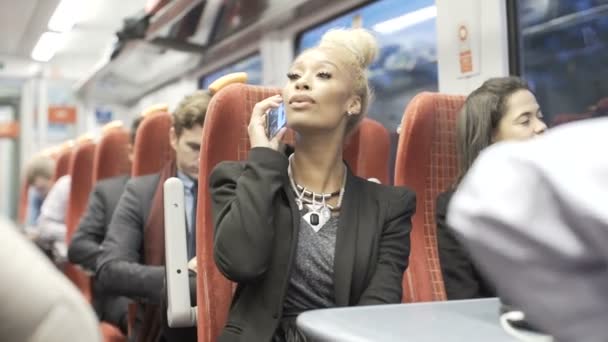 Femme Affaires Joyeuse Parlant Téléphone Sur Train Banlieue Occupé — Video