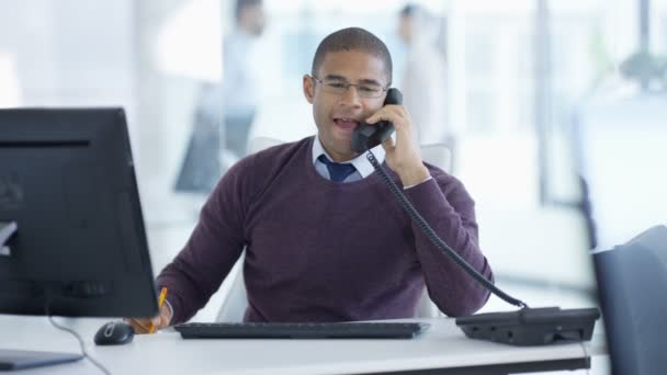 Χαρούμενα Επιχειρηματίας Πραγματοποίηση Τηλεφωνικής Κλήσης Στο Γραφείο Του Στο Σύγχρονο — Αρχείο Βίντεο