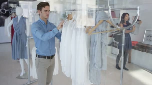 Manlig Expedit Hjälpa Kvinnliga Kunden Mode Klädbutik — Stockvideo