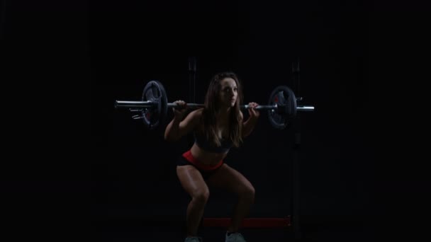 Fit Treinamento Peso Jovem Mulher Fazendo Agachamentos Com Barra — Vídeo de Stock