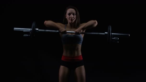 Fitte Frau Mit Athletischem Körperbau Beim Heben Von Gewichten Vor — Stockvideo