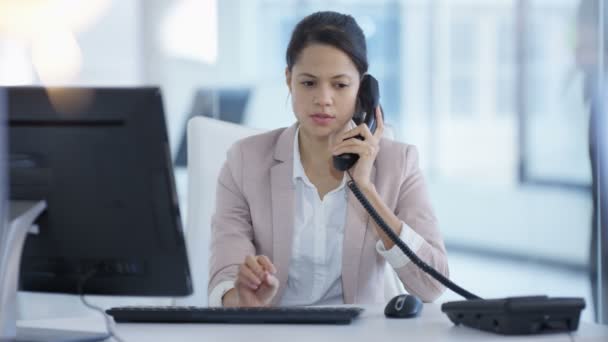 陽気な実業家の近代的なオフィスに彼女のデスクで電話をかける — ストック動画