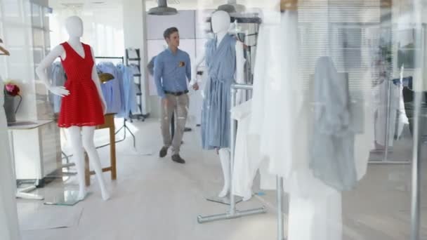 Magasin Vêtements Mode Pour Femmes Propriétaire Petite Entreprise Fabricant Vérifiant — Video