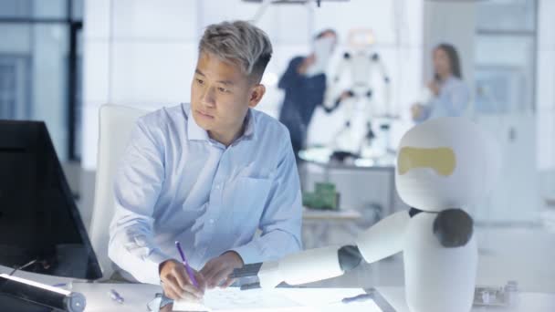 4K Portrait d'un ingénieur en électronique souriant travaillant sur la construction de robots 