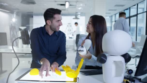 Concepteurs de technologie 4K collaborant à un projet de construction de robot 