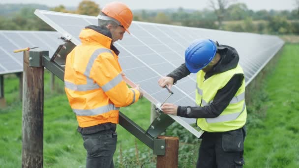 Técnicos Que Trabalham Usina Energia Solar Substituindo Painel Solar Durante — Vídeo de Stock