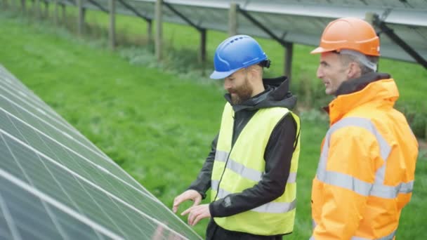 Técnicos Revisando Los Paneles Instalación Energía Solar — Vídeos de Stock