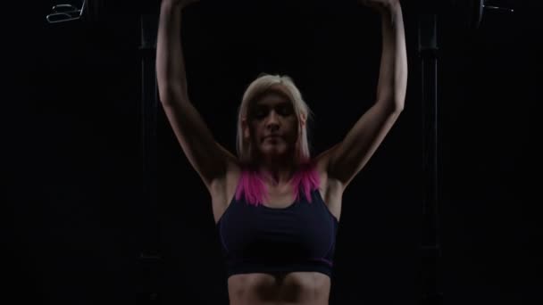 Fit Treinamento Peso Jovem Mulher Levantando Barra Posição Sentada — Vídeo de Stock