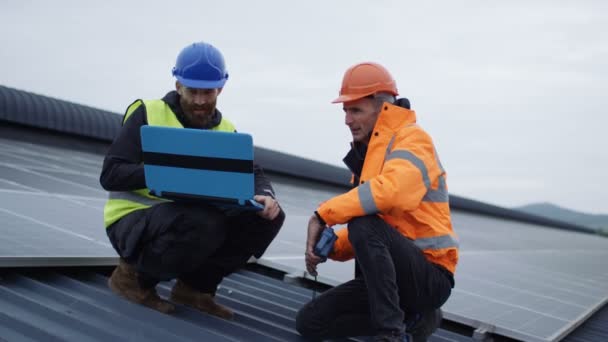 Technici Met Laptop Panelen Zonne Energie Installatie Controleren — Stockvideo