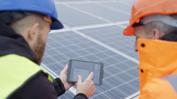 Técnicos Con Tableta Revisando Los Paneles Instalación Energía Solar — Vídeo de stock