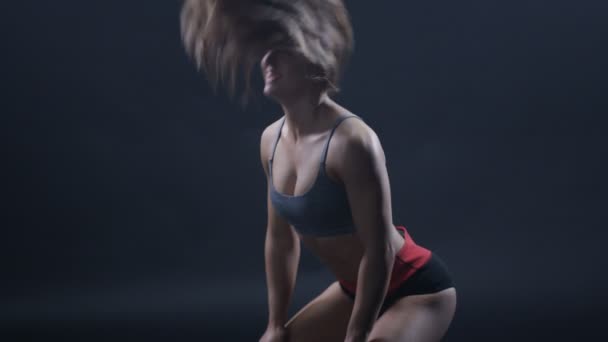 フィット魅力的な若い女性彼女の髪を後方反転スポーツウェア — ストック動画