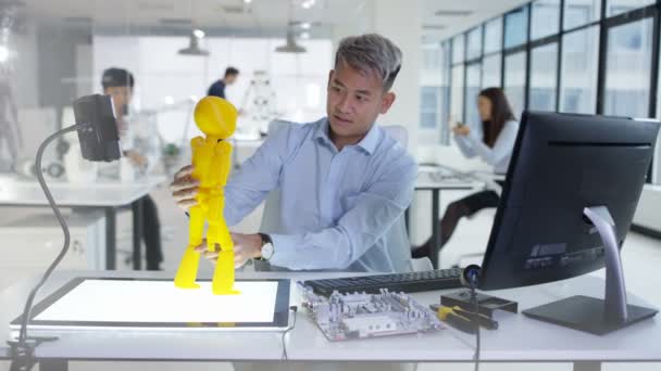 Ingénieurs en électronique 4K dans le laboratoire travaillant sur un prototype de robot automatisé  