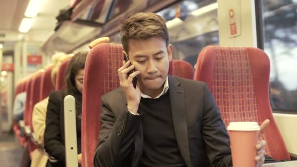 Jeune Homme Affaires Asiatique Parlant Téléphone Sur Train Banlieue Occupé — Video