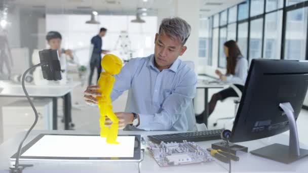 4K Portrait d'un ingénieur électronique souriant travaillant en laboratoire avec un prototype de robot 