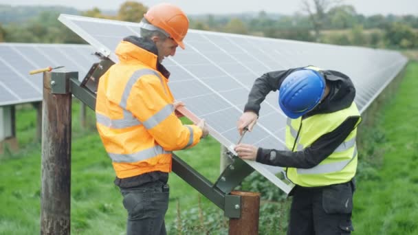 Técnicos Que Trabajan Planta Energía Solar Reemplazando Panel Solar Durante — Vídeo de stock