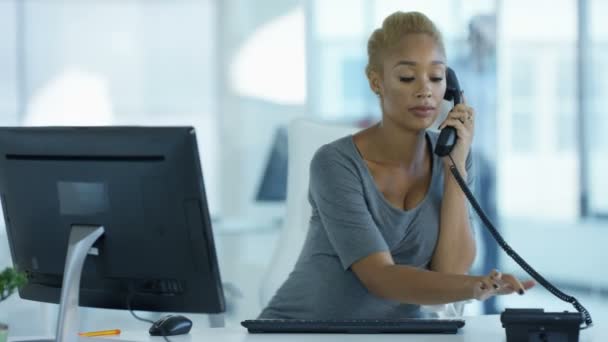 妊娠実業家近代的なオフィスに彼女のデスクで電話をかける — ストック動画